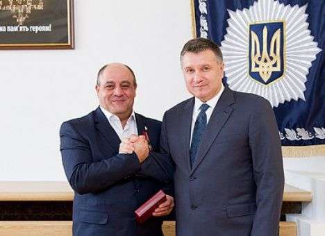 Медику, спасшему около тысячи жизней в зоне АТО, вручили награду