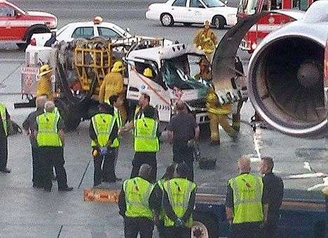 Грузовик с топливом протаранил самолет в аэропорту США