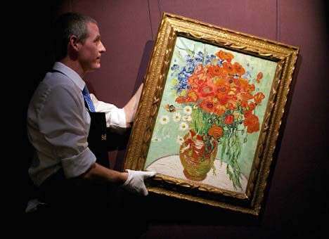 На аукционе в США за $61,8 млн. продана картина Ван Гога «Ваза с ромашками и маками»