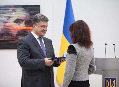Порошенко наградил коллектив Донецкого академтеатра