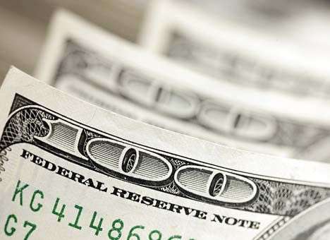 Утро для доллара на межбанке началось с падения