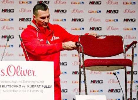 Кличко провел пресс-конференцию со стулом вместо Пулева (ВИДЕО)