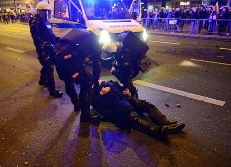 Более полусотни полицейских пострадали в ходе беспорядков в Варшаве