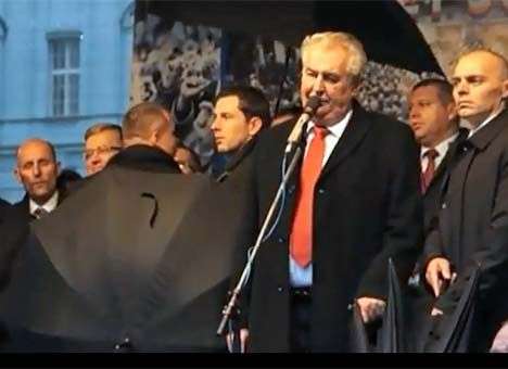 Президент Германии попал под обстрел яйцами в Праге (ВИДЕО)