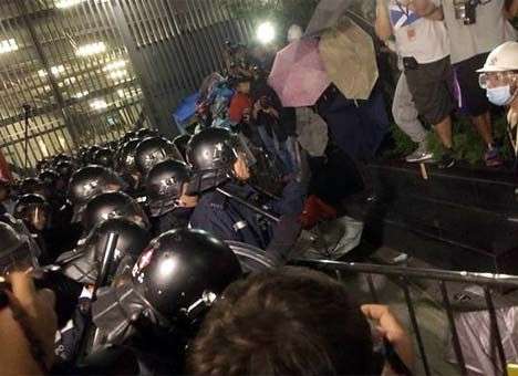 Против демонстрантов в Гонконге опять применили дубинки и газ