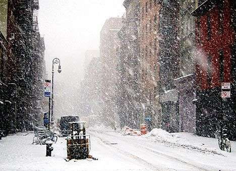 Из-за снегопада в Нью-Йорке введено ЧП, закрыты школы, есть жертвы