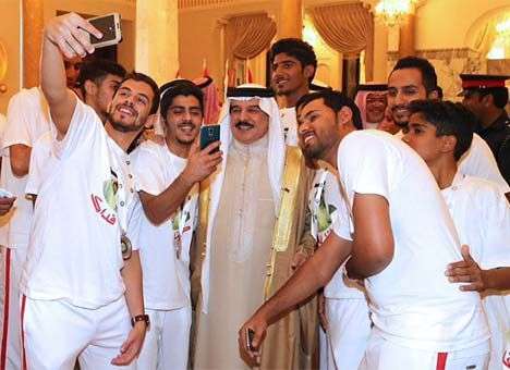 Селфи короля Бахрейна вызвало большой резонанс в стране