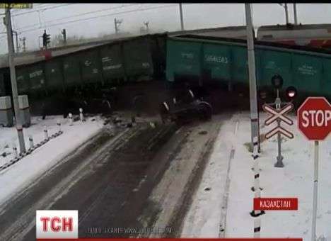 В Казахстане фуру раздавило между двумя поездами (ВИДЕО)