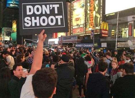 Сотни американцев забросали полицейских в Фергюсоне камнями и бутылками