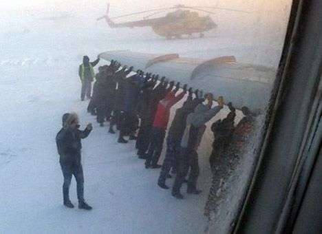 В России пассажирам пришлось толкать примерзший Ту-134 (ВИДЕО)