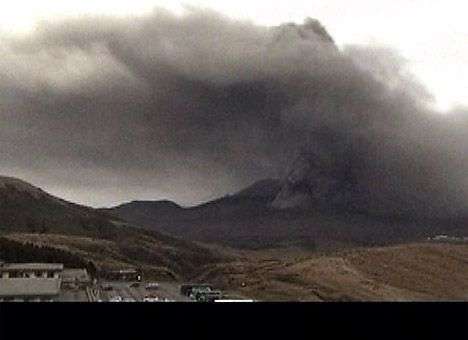 Из-за извержения вулкана в Японии отменены десятки авиарейсов