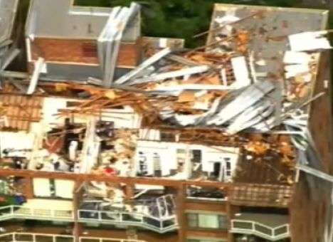 Из-за сильнейшего за 30 лет шторма в Австралии 90 тыс. домов сидят без света (ФОТО)