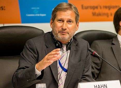 Хан заявил, что ЕС будет работать с Украиной методом «кнута и пряника»