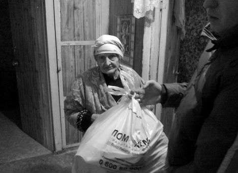 Пенсионеры и инвалиды Донецка получают продуктовые наборы от Ахметова «на дом»