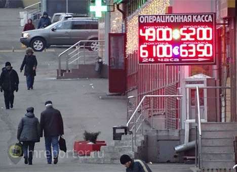 Евро и доллар обновили рекордный курс в РФ