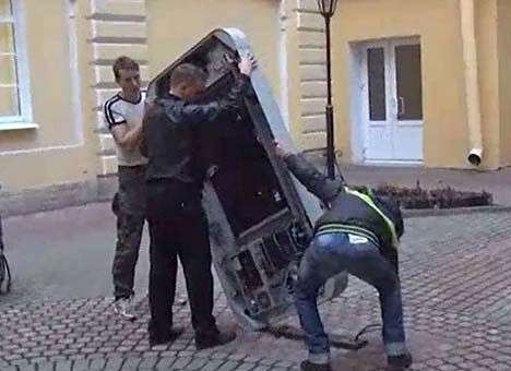 Снесенный в Питере памятник Стиву Джобсу продадут или публично уничтожат