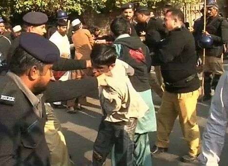 Полиция разогнала слепых демонстрантов в Пакистане