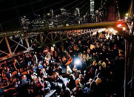 Демонстранты перекрыли Бруклинский мост в Нью-Йорке