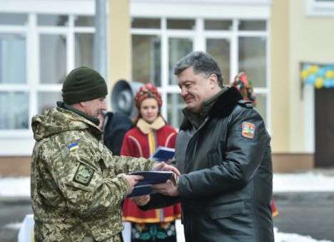 Сегодня Порошенко дарил военным ключи от квартир (ФОТО)