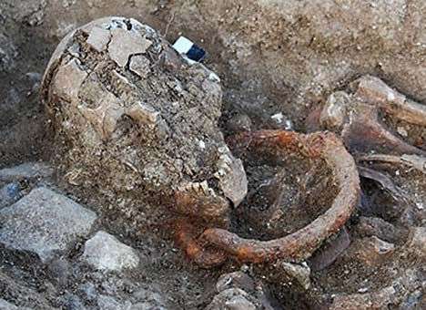 Археологи обнаружили во Франции скелеты в оковах