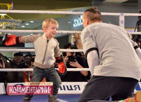 На открытой тренировке Усика нокаутировал ребенок (ФОТО)
