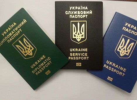 Климкин показал, как выглядят биометрические паспорта (ФОТО)