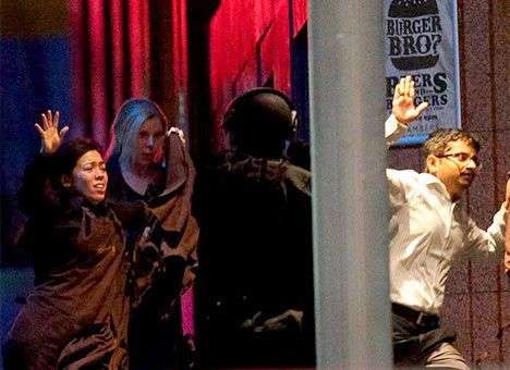 Полиция начала штурм захваченного в Сиднее кафе