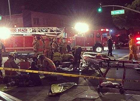 В США авто буквально влетело в толпу пешеходов, есть погибшие