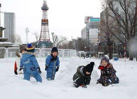 Смертельные снегопады парализовали жизнь в Японии