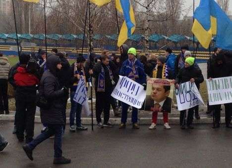 У Дома футбола собрались фанаты