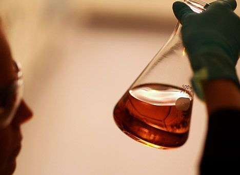 На мировом рынке сохраняется избыток нефти