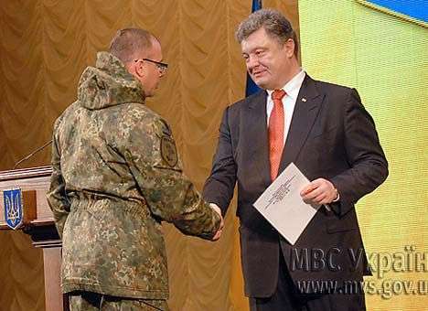Президент подарил жилье лучшим правоохранителям страны (ФОТО, ВИДЕО)