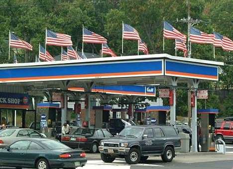 Цены на бензин в США рекордно упали