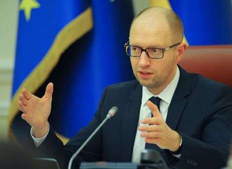 Яценюк рассказал Меркель, что сидит на бомбе