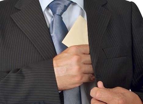 Чиновникам РФ запретили заниматься бизнесом и владеть заграничными счетами