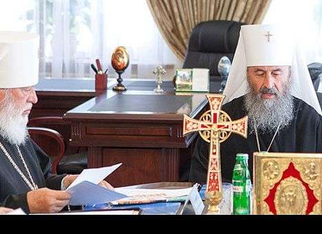 УПЦ просит Порошенко защитить православные храмы и приходы