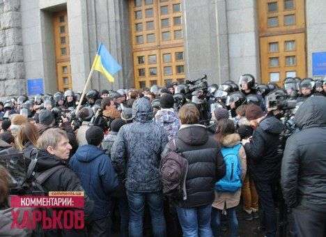 Под горсоветом в Харькове активистов сбивают с ног, а милиции становится больше
