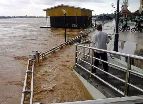 Из-за наводнений в Малайзии крова лишились уже 80 тыс. человек (ФОТО)