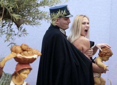 Активистка FEMEN похитила маленького Иисуса в Ватикане (ФОТО, ВИДЕО)