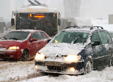 Транспорт Одессы в мега-пробках под снежными заносами (ВИДЕО)