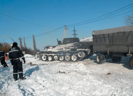В Николаевской области при помощи БТР вытаскивают машины из сугробов (ФОТО)