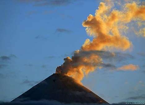 Вулкан на Камчатке выбросил пепел на высоту в 6 км