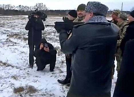 Порошенко взялся за автомат (ВИДЕО)