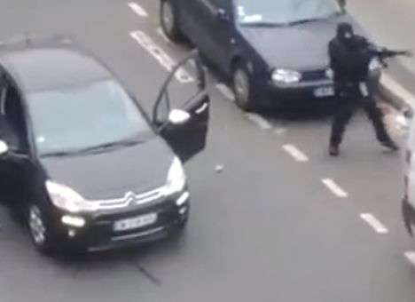 В центре Парижа расстреляли работников СМИ