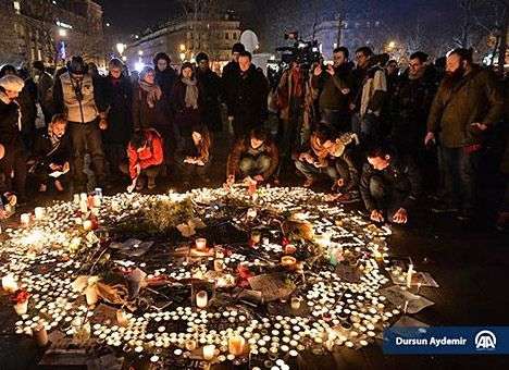 Центр Парижа утопает в цветах и свечах