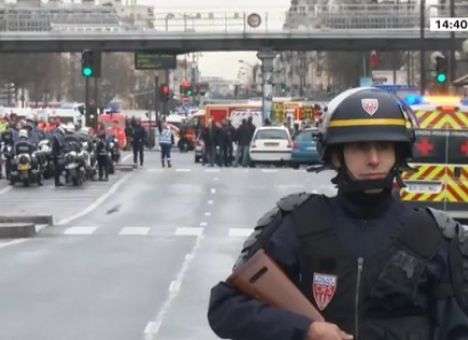 В Париже у Венсанских ворот детей взяли в заложники, есть жертвы - СМИ