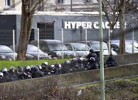 Стало известно, кто захватил заложников в магазине Парижа (ФОТО)