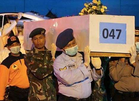 48 тел жертв крушения самолета AirAsia извлечены из воды