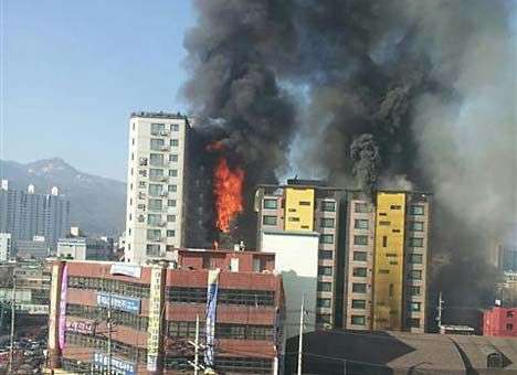 Жилой дом горел в Южной Корее, пострадали более 100 человек, есть жертвы