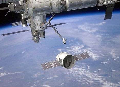 Частный грузовик Dragon вскоре осуществляет стыковку с МКС